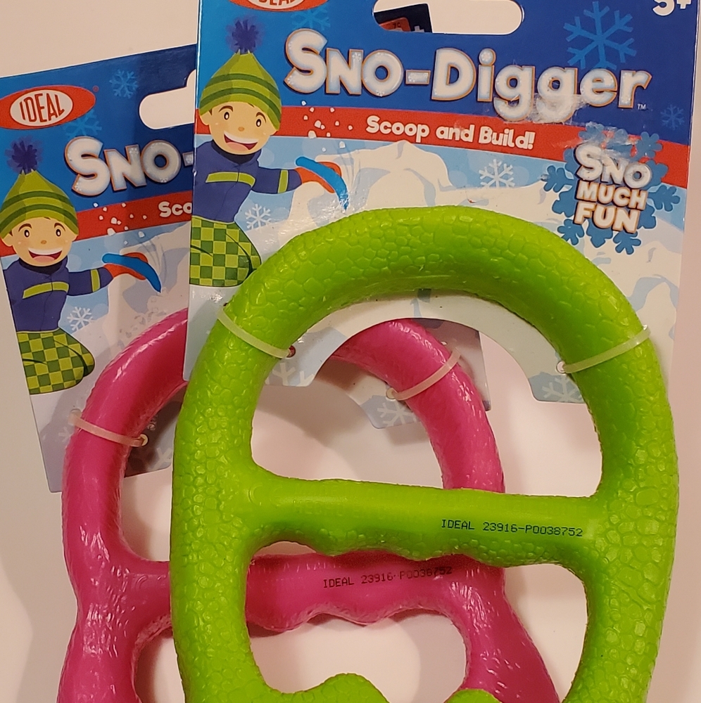 New Set of 2 Snow Diggers Build and Scoop Ideal Green Pink